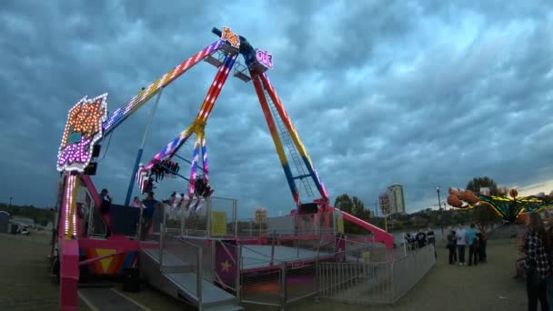 Atracciones populares en la feria Oktoberfest en Tulsa Oklahoma - TULSA-OKLAHOMA, 21 de octubre de 2017 — Vídeo de stock