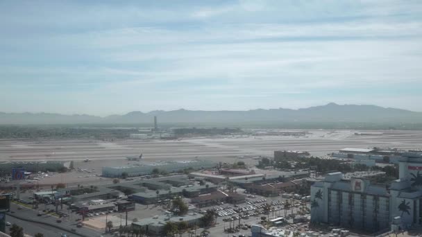 Аэропорт Маккарран в Лас-Вегасе - вид с воздуха - ЛАС-ВЕГАС-НЕВАДА, ОКТЯБРЬ 11, 2017 — стоковое видео