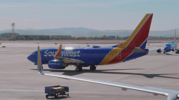 Zuidwestelijke luchtvaartmaatschappijen vliegtuig op McCarran Airport - LAS VEGAS-NEVADA, OKTOBER 11, 2017 — Stockvideo