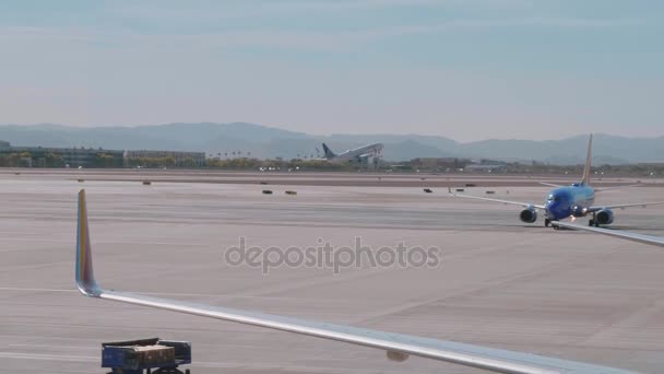 Південно-західний літак біля воріт - підготовка до зльоту - LAS VEGAS-NEVADA, OCTOBER 11, 2017 — стокове відео