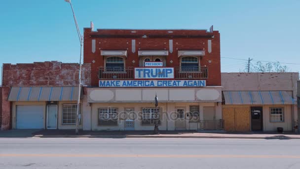 Trump Gör Amerika bra igen - skriva på en byggnad - OKLAHOMA CITY-OKLAHOMA, oktober 21,2017 — Stockvideo