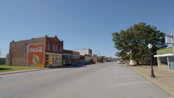 Street view in a small village in Oklahoma at Route 66 - OKLAHOMA CITY-OKLAHOMA, OCTOBER 21,2017 — Stock Video