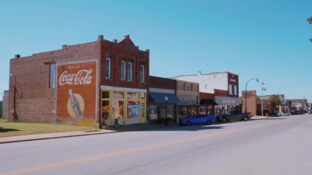 Straßenansicht in einem kleinen Dorf in Oklahoma an der Route 66 - OKLAHOMA CITY-OKLAHOMA, 21. OKTOBER 2017 — Stockvideo