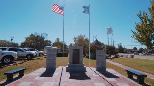 Monument voor veteranen in Stroud Area in Oklahoma - OKLAHOMA CITY-OKLAHOMA, OKTOBER 21,2017 — Stockvideo