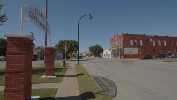 Straßenansicht in einem kleinen Dorf in Oklahoma an der Route 66 - OKLAHOMA CITY-OKLAHOMA, 21. OKTOBER 2017 — Stockvideo