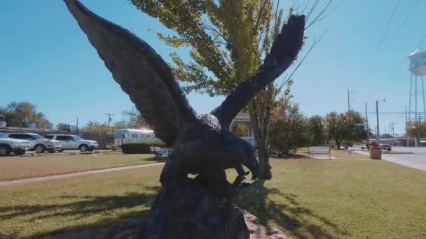 Ігл-скульптура в Route66 в Оклахома - Оклахома Сіті-Оклахома, Жовтень 21,2017 — стокове відео