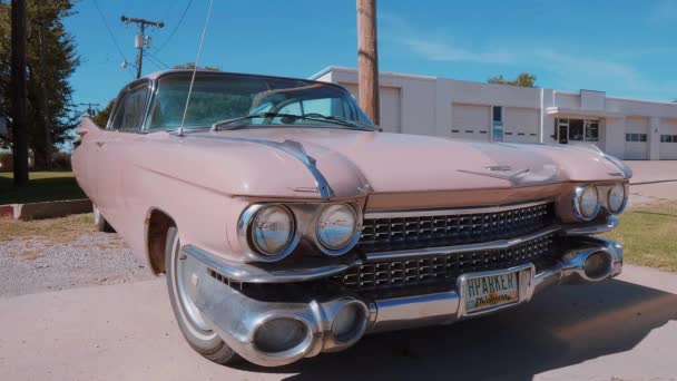 66. yoldaki Pembe Cadillac gibi klasik Amerikan Oldtimer Car - OKLAHOMA CITY-OKLAHOMA, 21 Ekim 2017 — Stok video