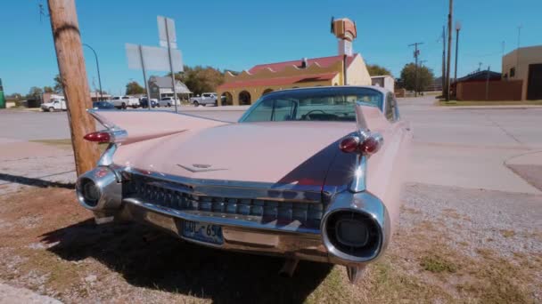 Classic American Oldtimer Car como Pink Cadillac en Route 66 - OKLAHOMA CITY-OKLAHOMA, OCTUBRE 21,2017 — Vídeos de Stock