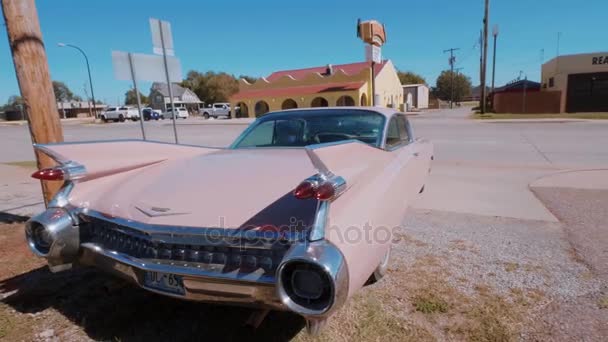Klasszikus American Oldtimer Car, mint a Pink Cadillac a 66-os úton - OKLAHOMA CITY-OKLAHOMA, OCTOBER 21,2017 — Stock videók