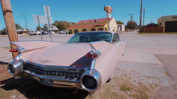 Classic American Oldtimer Car como Pink Cadillac en Route 66 - OKLAHOMA CITY-OKLAHOMA, OCTUBRE 21,2017 — Vídeos de Stock