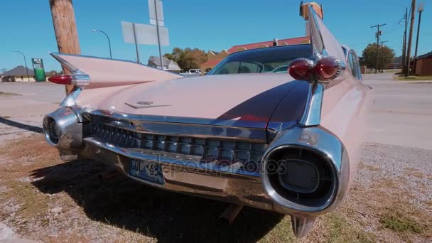 Classic American Oldtimer Car como Pink Cadillac en Route 66 - OKLAHOMA CITY-OKLAHOMA, OCTUBRE 21,2017 — Vídeos de Stock