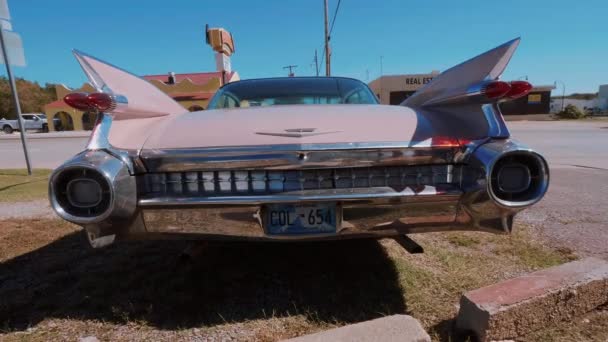 Klasszikus American Oldtimer Car, mint a Pink Cadillac a 66-os úton - OKLAHOMA CITY-OKLAHOMA, OCTOBER 21,2017 — Stock videók