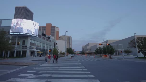 Esquina de la calle en Oklahoma City - centro de la ciudad - OKLAHOMA CITY-OKLAHOMA, 21 de octubre de 2017 — Vídeos de Stock