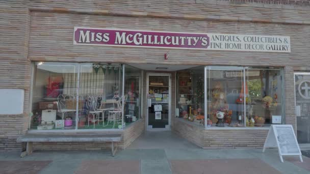 Tienda de antigüedades y objetos coleccionables en el pueblo de Jenks en Oklahoma - OKLAHOMA CITY-OKLAHOMA, OCTUBRE 21,2017 — Vídeos de Stock