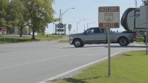 Historic Route 66 sign in Oklahoma - OKLAHOMA CITY-OKLAHOMA, OCTOBER 21 2017 — стокове відео