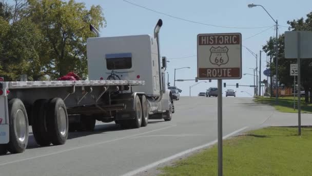 Historische route 66 bord in Oklahoma - OKLAHOMA CITY-OKLAHOMA, OKTOBER 21,2017 — Stockvideo