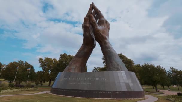 Enorme biddende handen sculptuur aan de Oral Roberts Universiteit in Oklahoma - TULSA-OKLAHOMA, OKTOBER 21, 2017 — Stockvideo