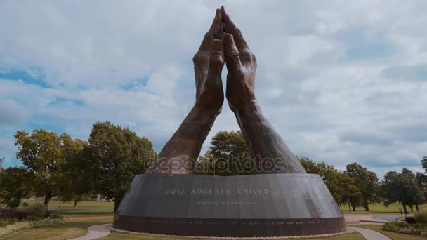 Huge praying hands sculpture at Oral Roberts University in Oklahoma - TULSA-OKLAHOMA, OCTOBER 21, 2017 — Stock Video