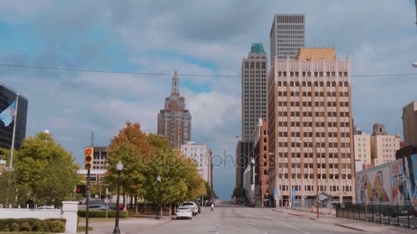 Vista rua em Tulsa Downtown - TULSA-OKLAHOMA, 21 de outubro de 2017 — Vídeo de Stock