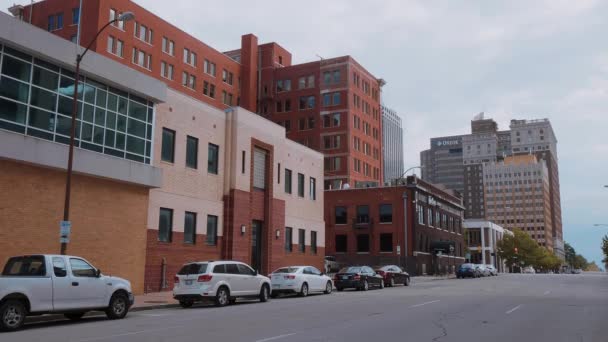 Vista rua em Tulsa Downtown - TULSA-OKLAHOMA, 21 de outubro de 2017 — Vídeo de Stock