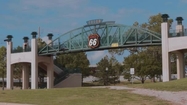 Beroemde brug over Route 66 in Tulsa - TULSA-OKLAHOMA, OKTOBER 21, 2017 — Stockvideo