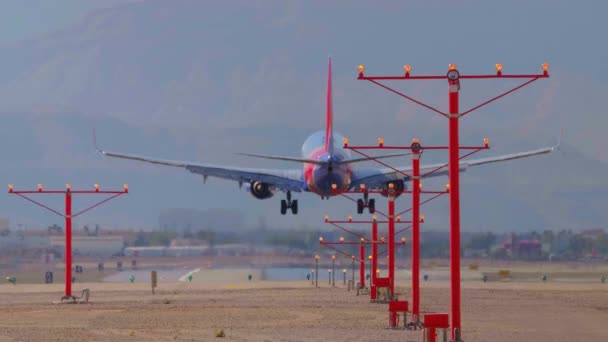 Samolot lądujący na lotnisku McCarran w Las Vegas - strzał z bliska - LAS VEGAS-NEVADA, 11 października 2017 — Wideo stockowe