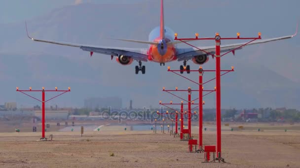 Samolot lądujący na lotnisku McCarran w Las Vegas - strzał z bliska - LAS VEGAS-NEVADA, 11 października 2017 — Wideo stockowe