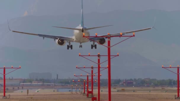 Aerei atterrano sulla pista di un aeroporto - vista da vicino - LAS VEGAS-NEVADA, 11 ottobre 2017 — Video Stock