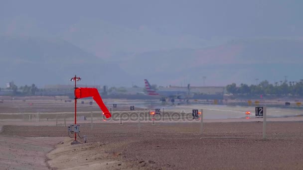 Flygplatsens start- och landningsbana - LAS VEGAS-NEVADA, oktober 2017 — Stockvideo