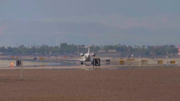 Взлетно-посадочная полоса аэропорта - ЛАС-ВЕГАС-НЕВАДА, 11 октября 2017 года — стоковое видео