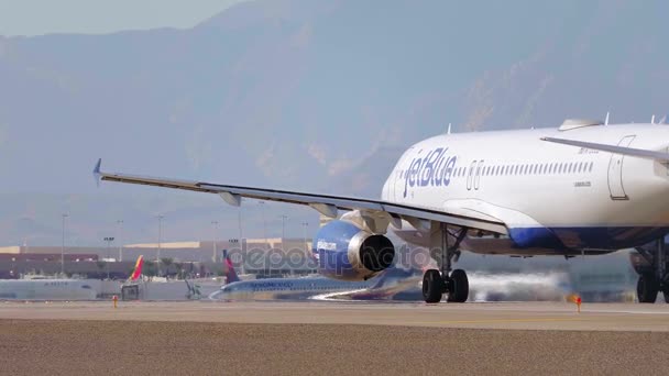 Pistteki Jetblue uçağı - kalkışa hazır - LAS VEGAS-NEVADA, 11 Ekim 2017 — Stok video