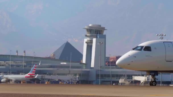 McCarran Airport in Las Vegas - het hele jaar door erg druk - LAS VEGAS-NEVADA, OKTOBER 11, 2017 — Stockvideo