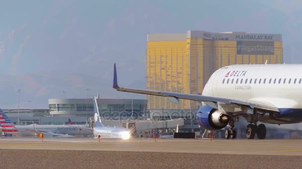 航空機がマッカーラン空港で離陸ラスベガス – LAS VEGAS-NEVADA, 2017年10月11日 — ストック動画