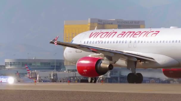 Kalkışa hazır Virgin America uçakları, LAS VEGAS-NEVADA, 11 Ekim 2017 — Stok video