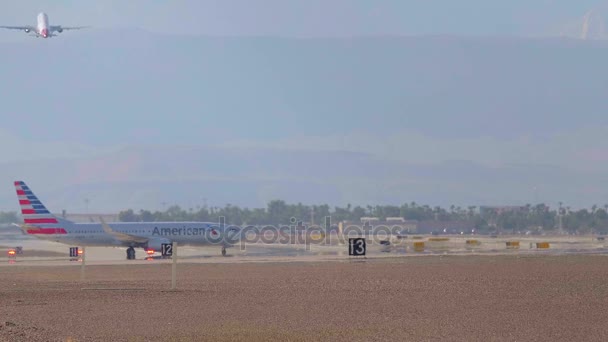 The runway of an airport - LAS VEGAS-NEVADA, OCTOBER 11, 2017 — Stock Video