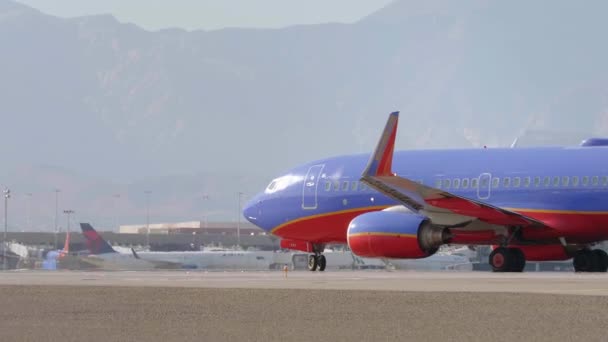 Zuidwestelijke luchtvaartmaatschappijen op de internationale luchthaven van Las Vegas - LAS VEGAS-NEVADA, OKTOBER 11, 2017 — Stockvideo