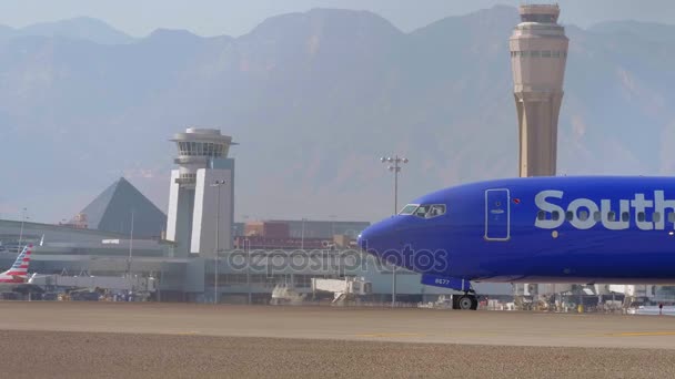 Aviones del suroeste en el aeropuerto McCarran en Las Vegas - LAS VEGAS-NEVADA, 11 de octubre de 2017 — Vídeo de stock