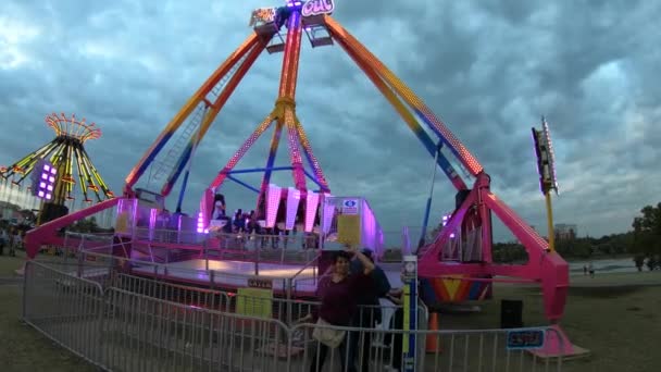 Oktoberfest und Kirmes in Tulsa Oklahoma am Abend - TULSA-OKLAHOMA, 21. OKTOBER 2017 — Stockvideo