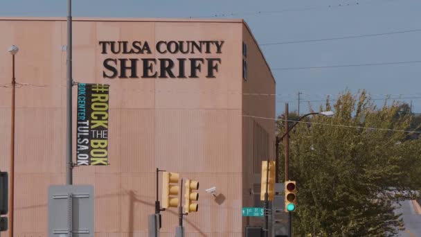 Budynek szeryfa hrabstwa Tulsa w centrum miasta - TULSA-OKLAHOMA, 21 października 2017 — Wideo stockowe