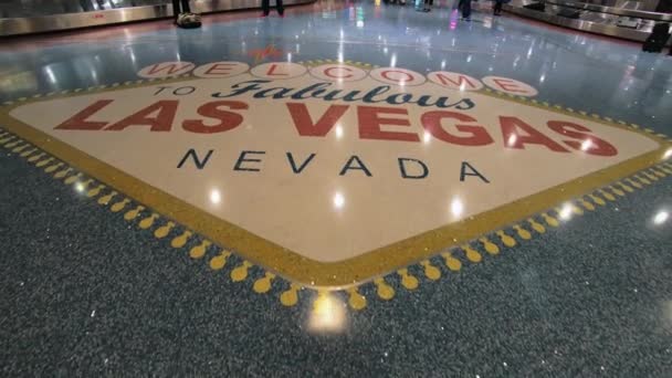 Willkommen Las Vegas Schild Auf Dem Boden Des Mccarran International — Stockvideo