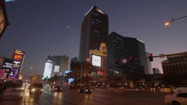 Akşam Las Vegas Bulvarı 'nda sokak trafiği - LAS VEGAS-NEVADA, 11 Ekim 2017