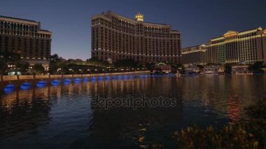 Las Vegas 'taki Bellagio Oteli' nin önündeki muhteşem göl - gece görüşü - LAS VEGAS-NEVADA, 11 Ekim 2017