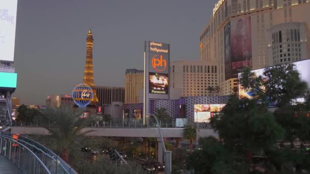 Planet Hollywood Casino y París en Las Vegas Strip por la noche - LAS VEGAS-NEVADA, 11 de octubre de 2017 — Vídeos de Stock