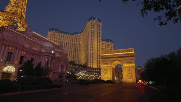 Paris Hotel y Casino Las Vegas por la noche - LAS VEGAS-NEVADA, 11 de octubre de 2017 — Vídeo de stock