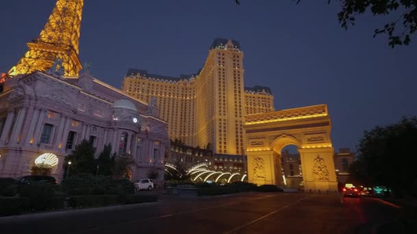 Парижский отель и казино Лас-Вегас вечером - ЛАС ВЕГАС-НЕВАДА, ОКТЯБРЬ 11, 2017 — стоковое видео
