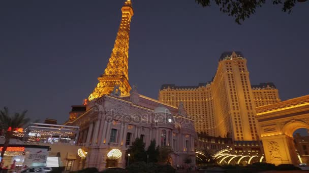 Parijs Hotel en Casino Las Vegas in de avond - LAS VEGAS-NEVADA, OKTOBER 11, 2017 — Stockvideo