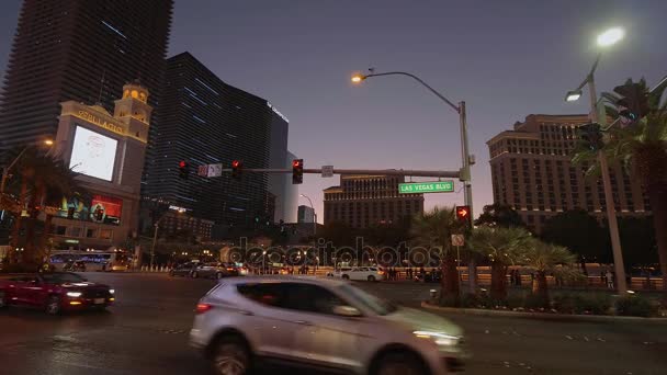 Pouliční provoz na Las Vegas Boulevard večer - LAS VEGAS-NEVADA, 11. října 2017 — Stock video