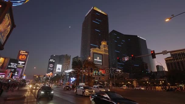 Street traffic on Las Vegas Boulevard in the evening - LAS VEGAS-NEVADA, OCTOBER 11, 2017 — Stock Video