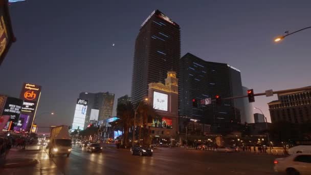 Street traffic on Las Vegas Boulevard το βράδυ - LAS VEGAS-NEVADA, 11 Οκτωβρίου 2017 — Αρχείο Βίντεο