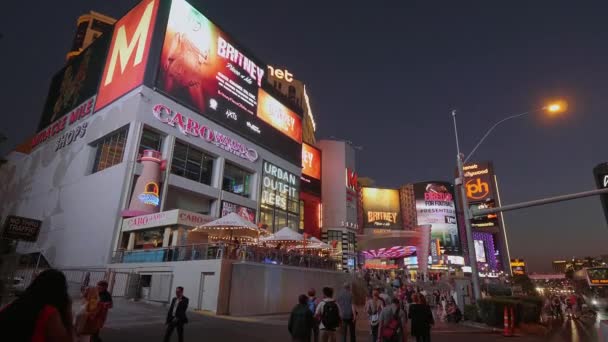 Las Vegas strip in the evening - busy place - LAS VEGAS-NEVADA, OCTOBER 11, 2017 — Stock Video